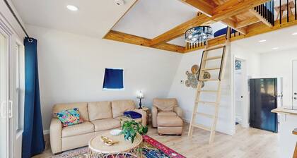 Dog-friendly A-frame Cabin w/ Deck