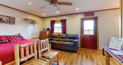 Pet Friendly! Couples Retreat in Southern Illinois