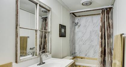 'antique Farmhouse' in Bethel Springs on Half-acre