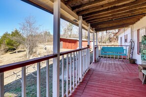 Interior - 'antique Farmhouse' in Bethel Springs on Half-acre (Bethel Springs)