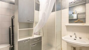 A bathroom with a shower, toilet, and sink. - Nice Apt for 4 pers near the slopes (Chamrousse)