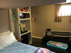 1 bedroom, iron/ironing board, WiFi, bed sheets - Basement Apartment in Germantown, Louisville, KY (Louisville)