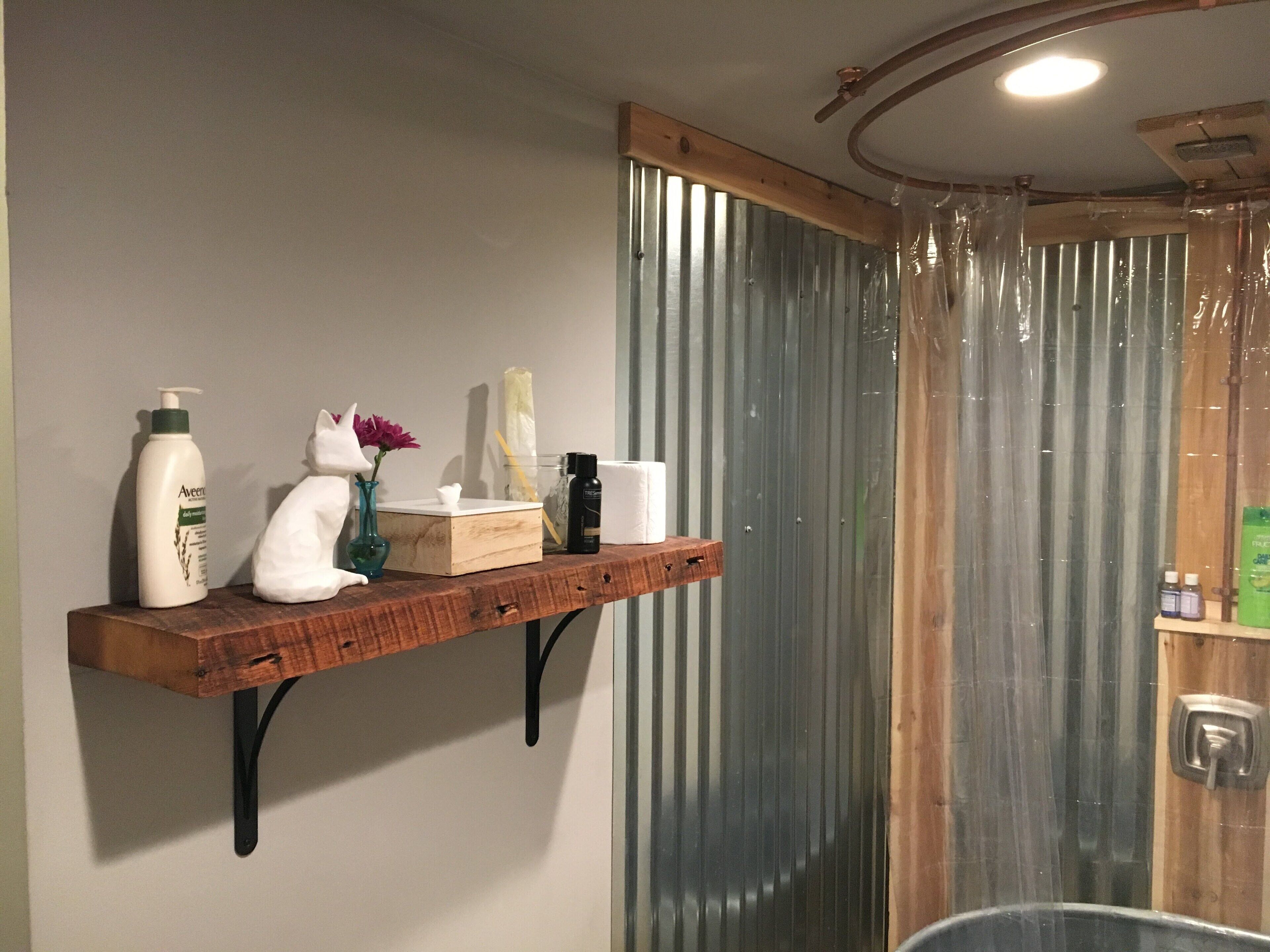 Sèche-cheveux, serviettes fournies, savon, papier toilette