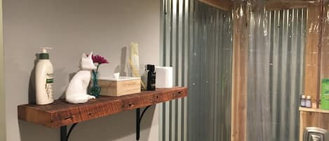 ヘアドライヤー、タオル、石鹸、トイレットペーパー