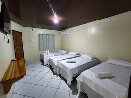 Espacio para trabajar con laptop y wifi gratis 