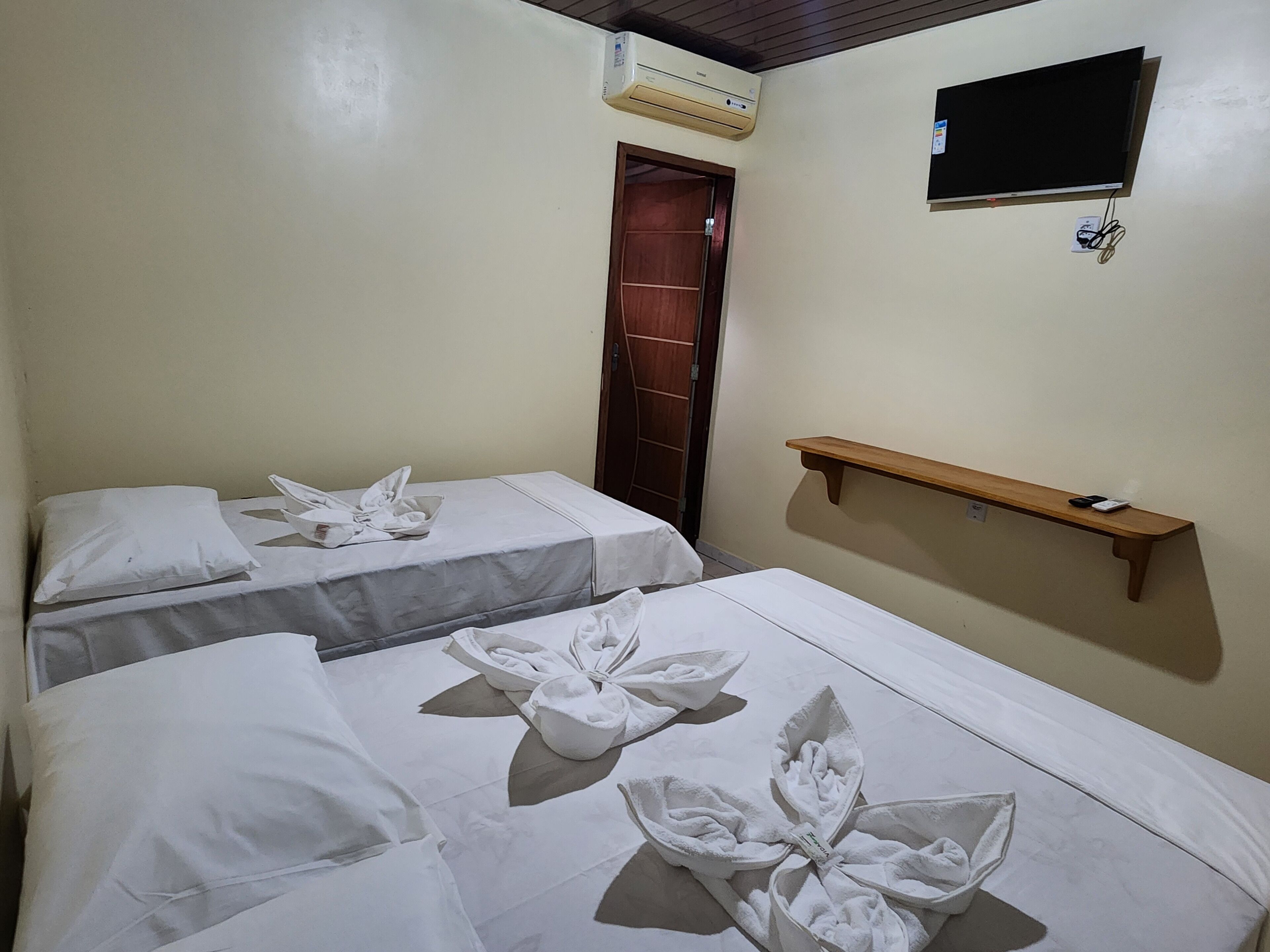 Espacio para trabajar con laptop y wifi gratis 