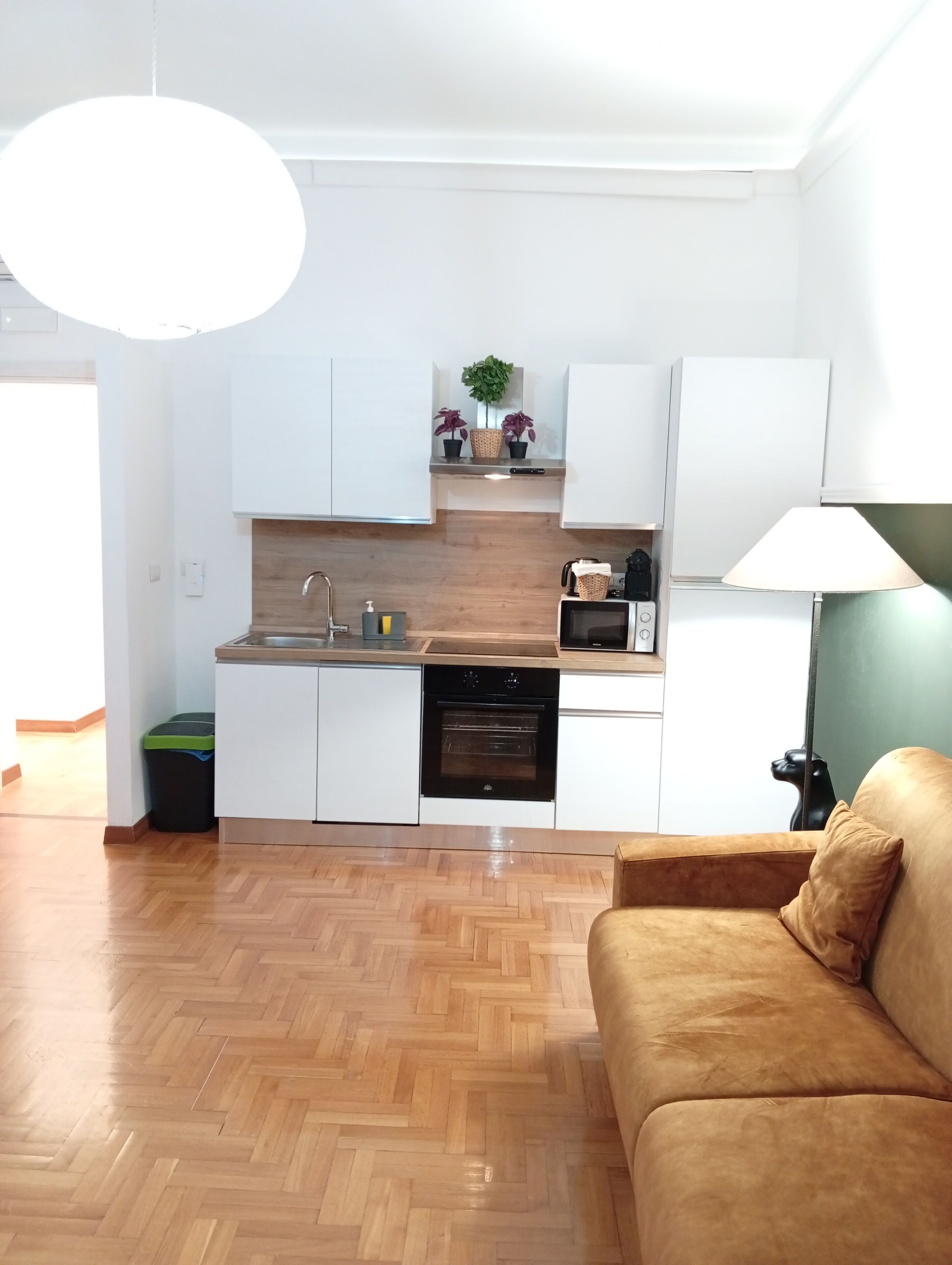 Smart TV, libros, estéreo y monitor de computadora 