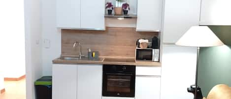 Smart TV, libros, estéreo y monitor de computadora