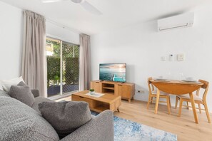 Books - Narrabeen Nook Easy Living between Beach and Lagoon (Sydney)