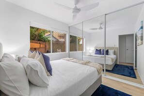 Iron/ironing board, WiFi, bed sheets - Narrabeen Nook Easy Living between Beach and Lagoon (Sydney)