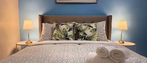 Schreibtisch, Bügeleisen/Bügelbrett, WLAN