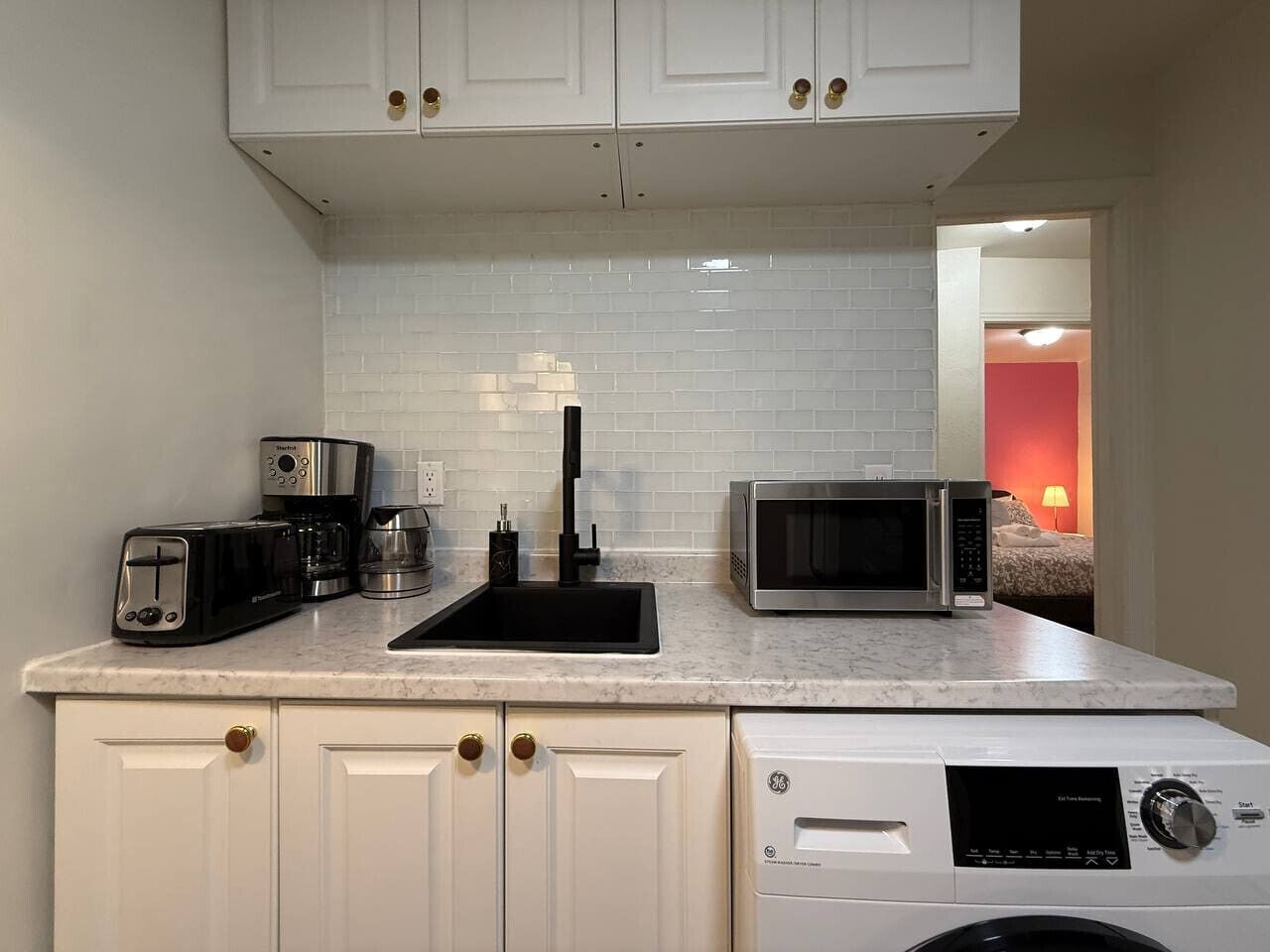 Réfrigérateur, four à micro-ondes, un four, surface de cuisson