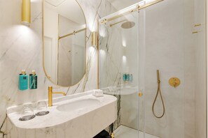 Amenidades de baño de diseñador, secadora de cabello, batas, toallas 