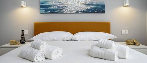 1 dormitorio, tabla de planchar con plancha, wifi y ropa de cama