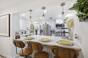 Kühlschrank, Mikrowelle, Ofen, Geschirrspüler