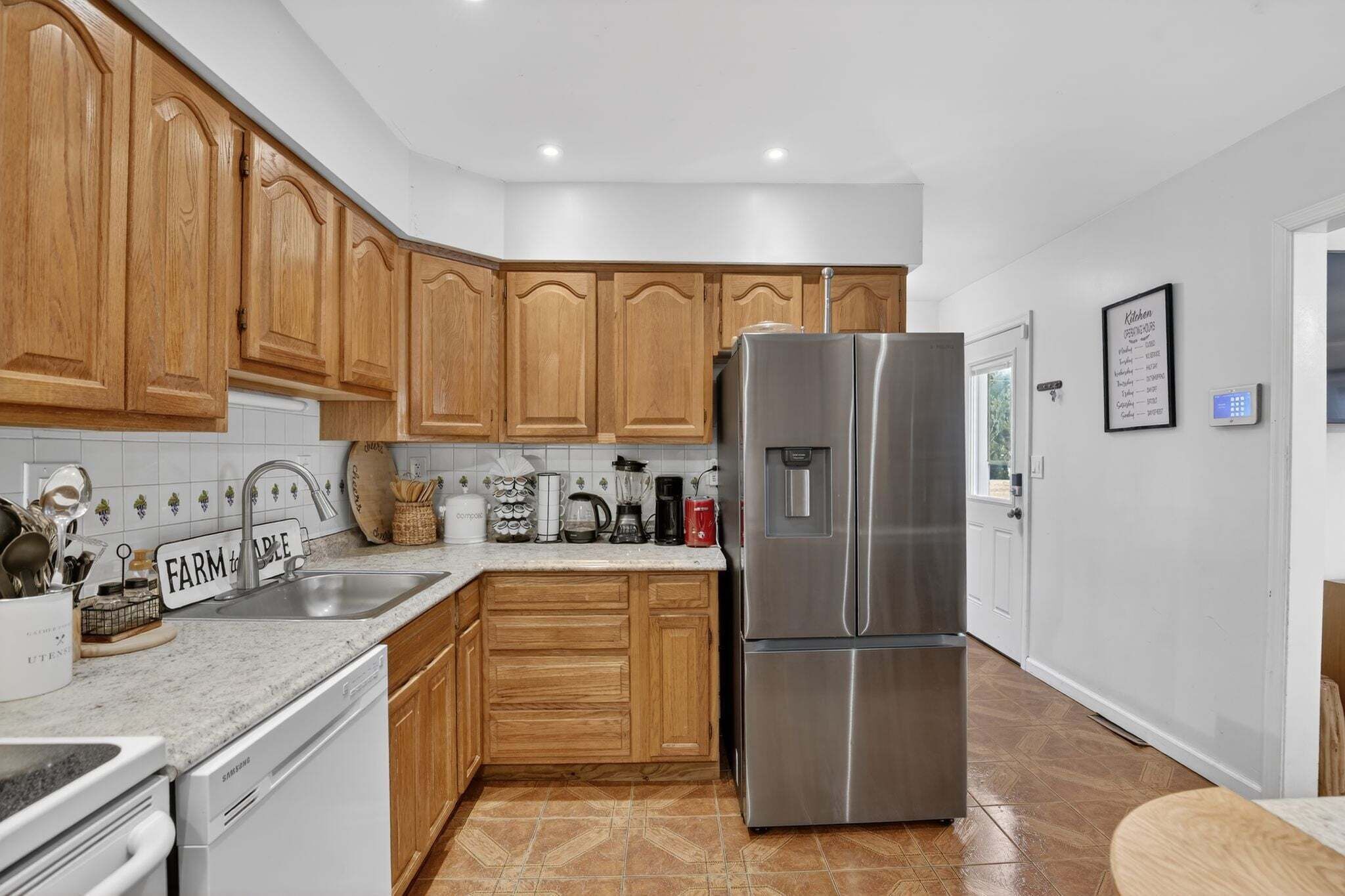 Frigorífico, microondas, horno y lavavajillas