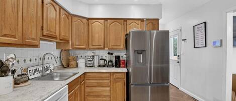 Frigorífico, microondas, horno y lavavajillas