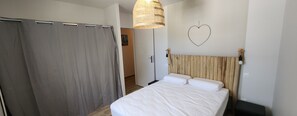 4 quartos, ferros/tábuas de passar roupa, berço de viagem