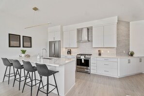 Frigorífico, microondas, horno y placa de cocina