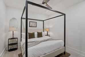 5 bedrooms, iron/ironing board, free WiFi, bed sheets - The Theodore 5BD/5B - Combo Unit - 605/606 (New Orleans)