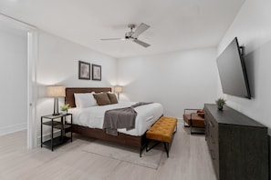 2 dormitorios, tabla de planchar con plancha, ropa de cama