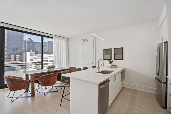 Jääkaappi, mikroaaltouuni, uuni, liesi