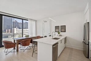 Réfrigérateur, micro-ondes, four, plaque de cuisson