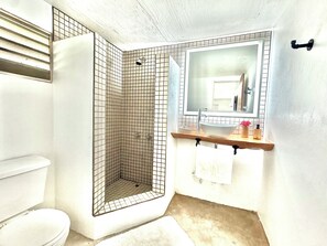 Doccia, asciugacapelli, asciugamani, sapone