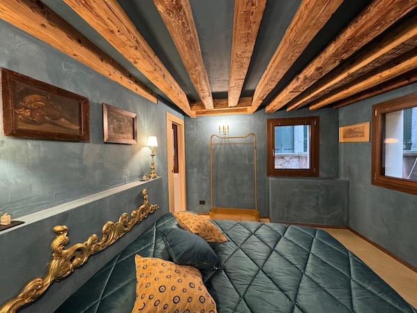 2 slaapkamers, een strijkplank/strijkijzer, gratis wifi, beddengoed