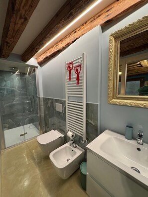 Dusche, Haartrockner, Bidet, Handtücher