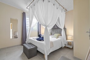 Tabla de planchar con plancha, wifi gratis y ropa de cama 