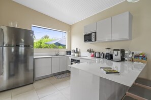 Refrigerador, microondas, horno y lavavajillas 