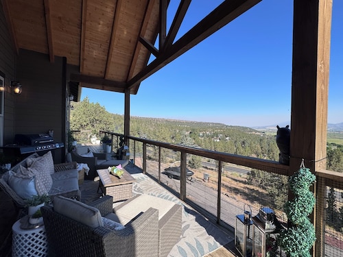 Spacious 4-bedroom house in peaceful Prineville with epic views, year round fun!