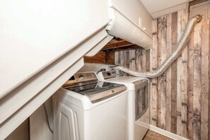 Maison, plusieurs lits, patio, vue jardin (The Terrace Timber House) | Blanchisserie