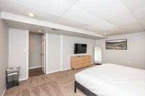 4 bedrooms, individually decorated, individually furnished, desk - The Terrace Timber House  For 8 (Hamilton)