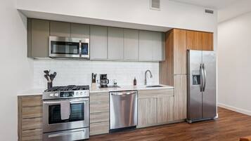 Klassieke studio | Privékeuken | Een koelkast, een magnetron, een oven, een kookplaat