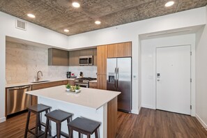 Apartment, 1 Bedroom | Private kitchen | Fridge, microwave, oven, stovetop - CozySuites at ADELINE (Phoenix)