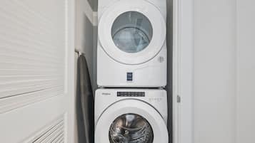 Appartamento, 1 camera da letto, balcone, vista montagna | Lavanderia