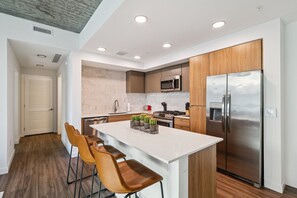 公寓, 1 间卧室, 阳台, 山景 | 私人厨房 | 冰箱、微波炉、烤箱、炉灶