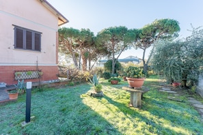 A residential property with a garden, a house with a window, and a fence. - Peaceful House in the Heart of Tuscany, Near Florence and Siena (Vinci)