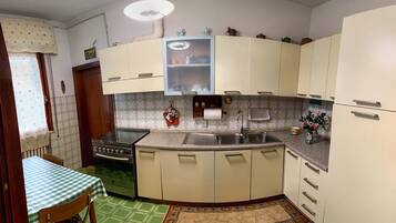 Frigorifero, microonde, forno, piano cottura