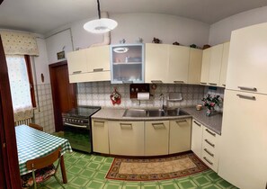 Fridge, microwave, oven, stovetop - Peaceful House in the Heart of Tuscany, Near Florence and Siena (Vinci)