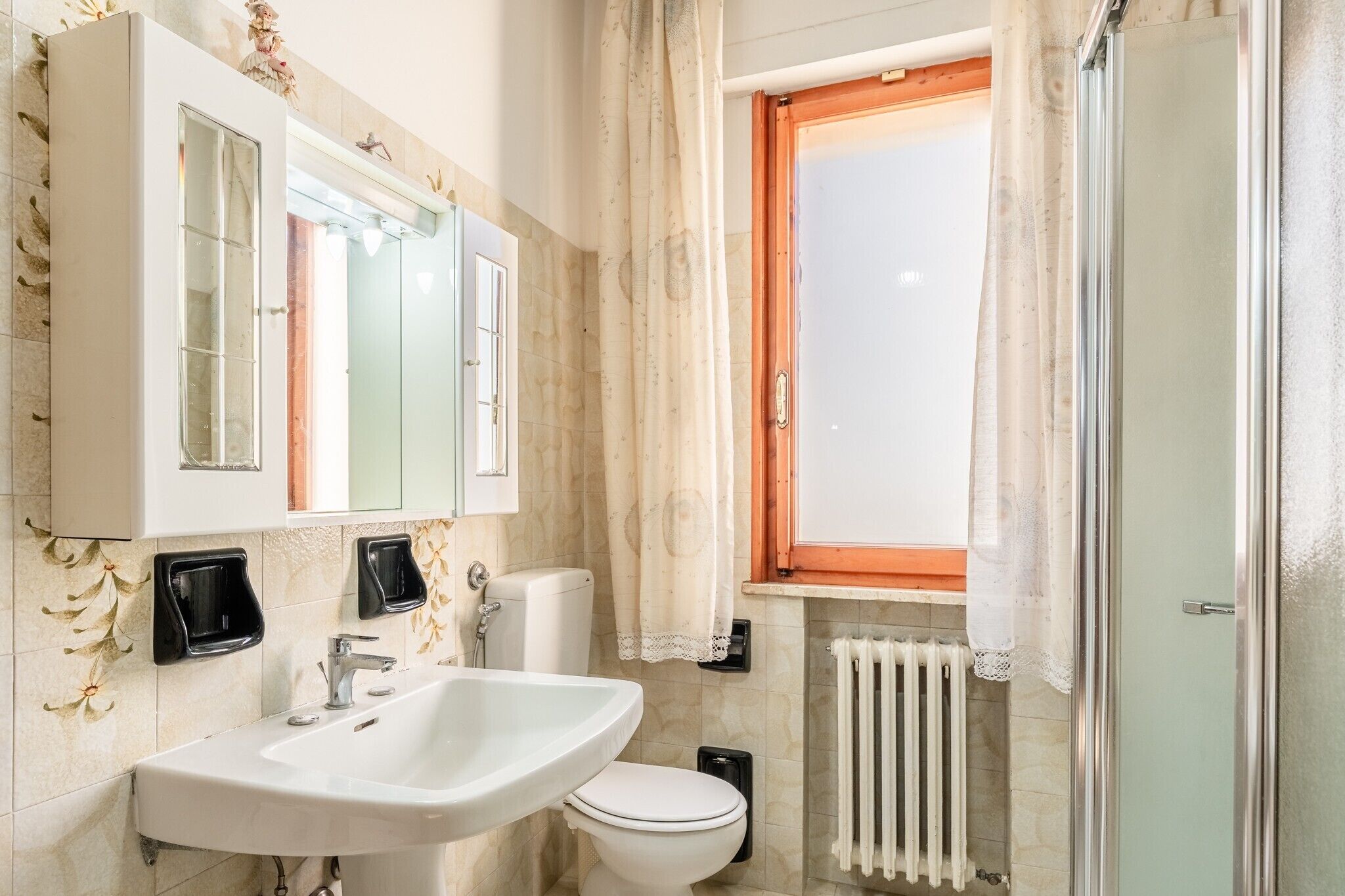 Douche, sèche-cheveux, serviettes fournies