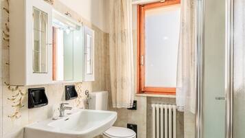 Douche, sèche-cheveux, serviettes fournies