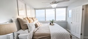 2 chambres, coffres-forts dans les chambres, fer et planche à repasser