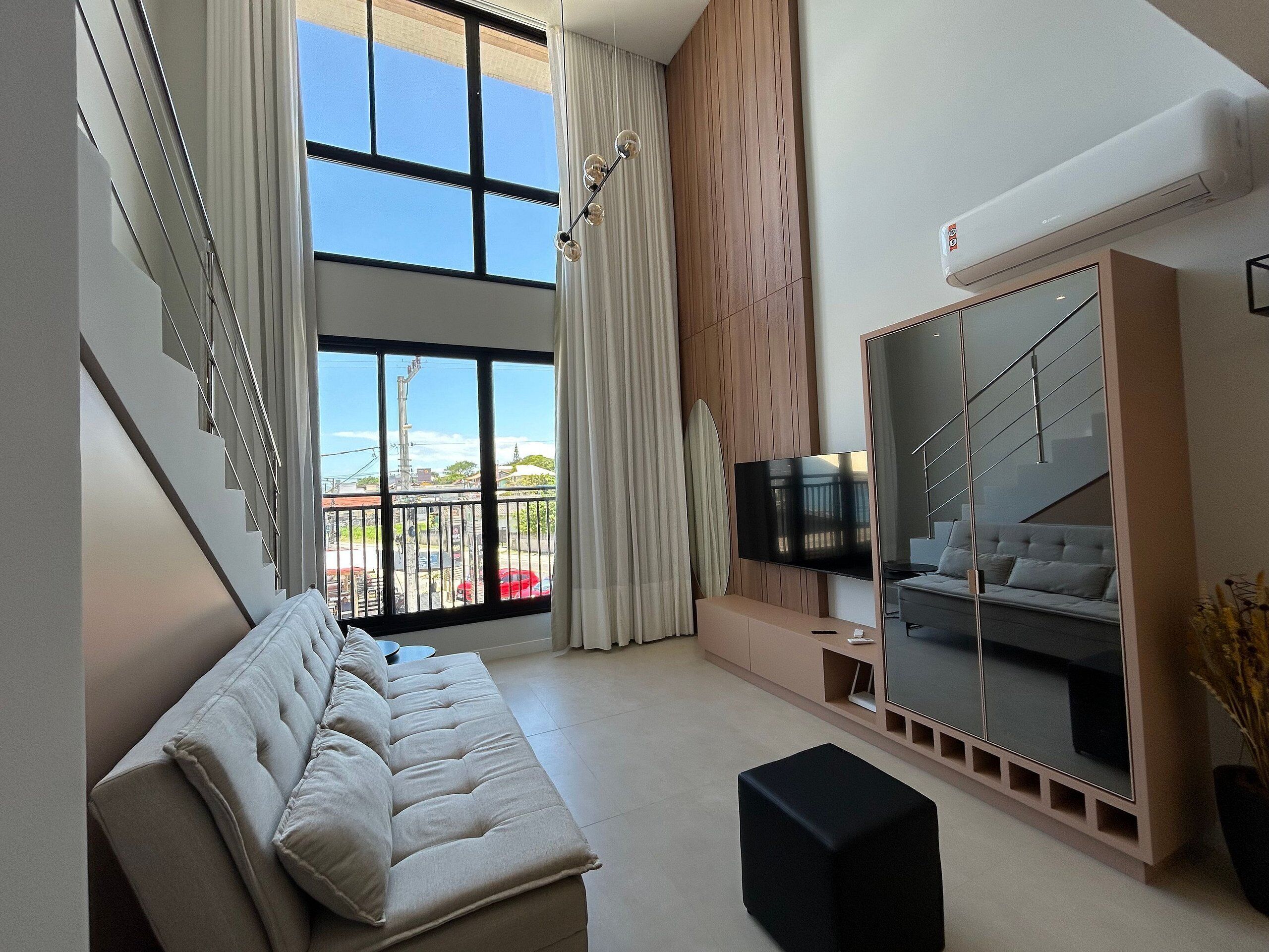 基础公寓 | 起居区 | 32-英寸智能电视（配备数码频道）