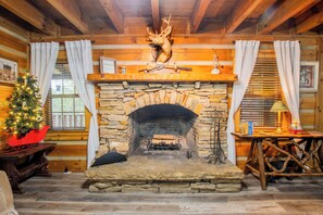 Interior - Cozy 2-bedroom log home  in tranquil Hanceville, Alabama. Relax and escape (Hanceville)