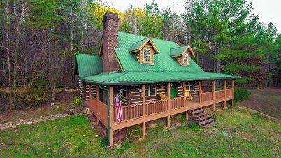 Cozy 2-bedroom log home  in tranquil Hanceville, Alabama. Relax and escape