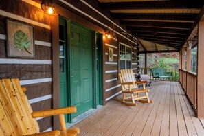 Terrace/patio - Cozy 2-bedroom log home  in tranquil Hanceville, Alabama. Relax and escape (Hanceville)