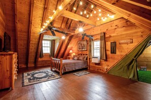 Room - Cozy 2-bedroom log home  in tranquil Hanceville, Alabama. Relax and escape (Hanceville)